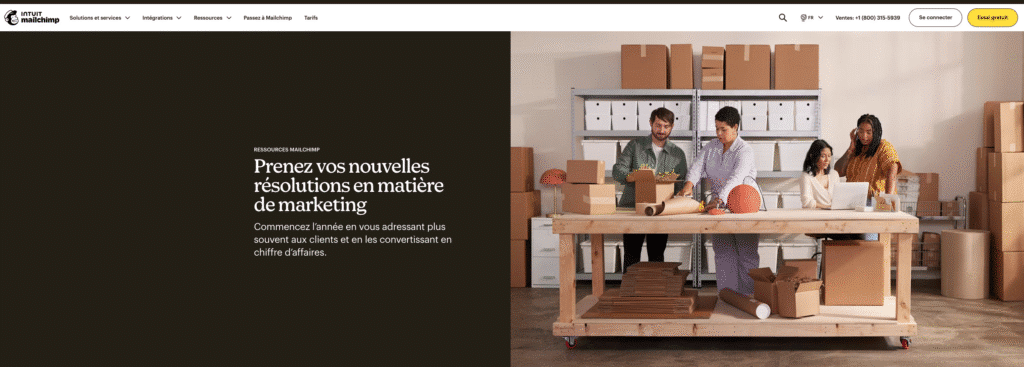 Équipe organise des colis dans un atelier.