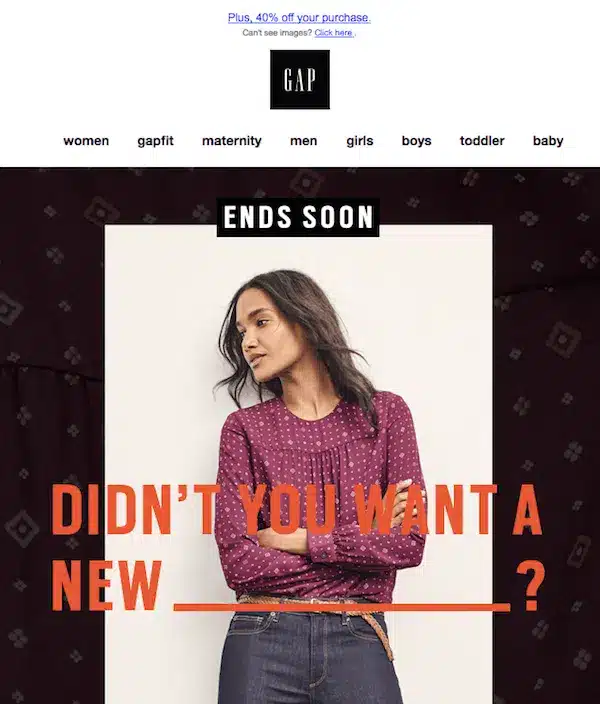 Femme en blouse bordeaux, offre promo bientôt finie.