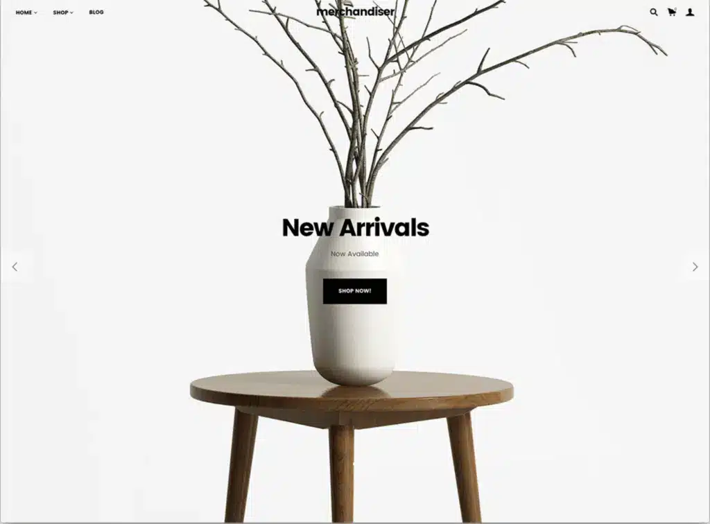 Vase blanc avec branches sur table en bois.