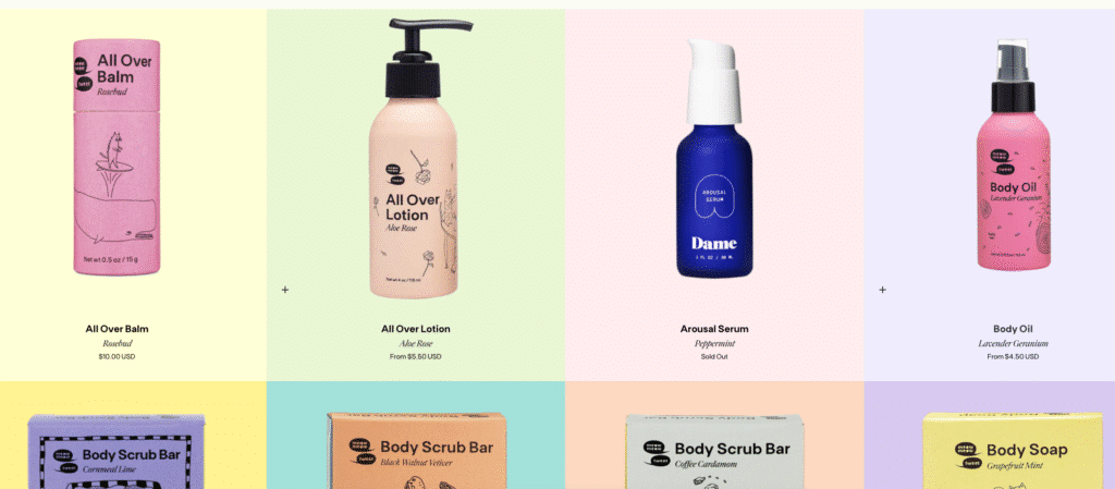 Produits de soins corporels colorés sur fond pastel.