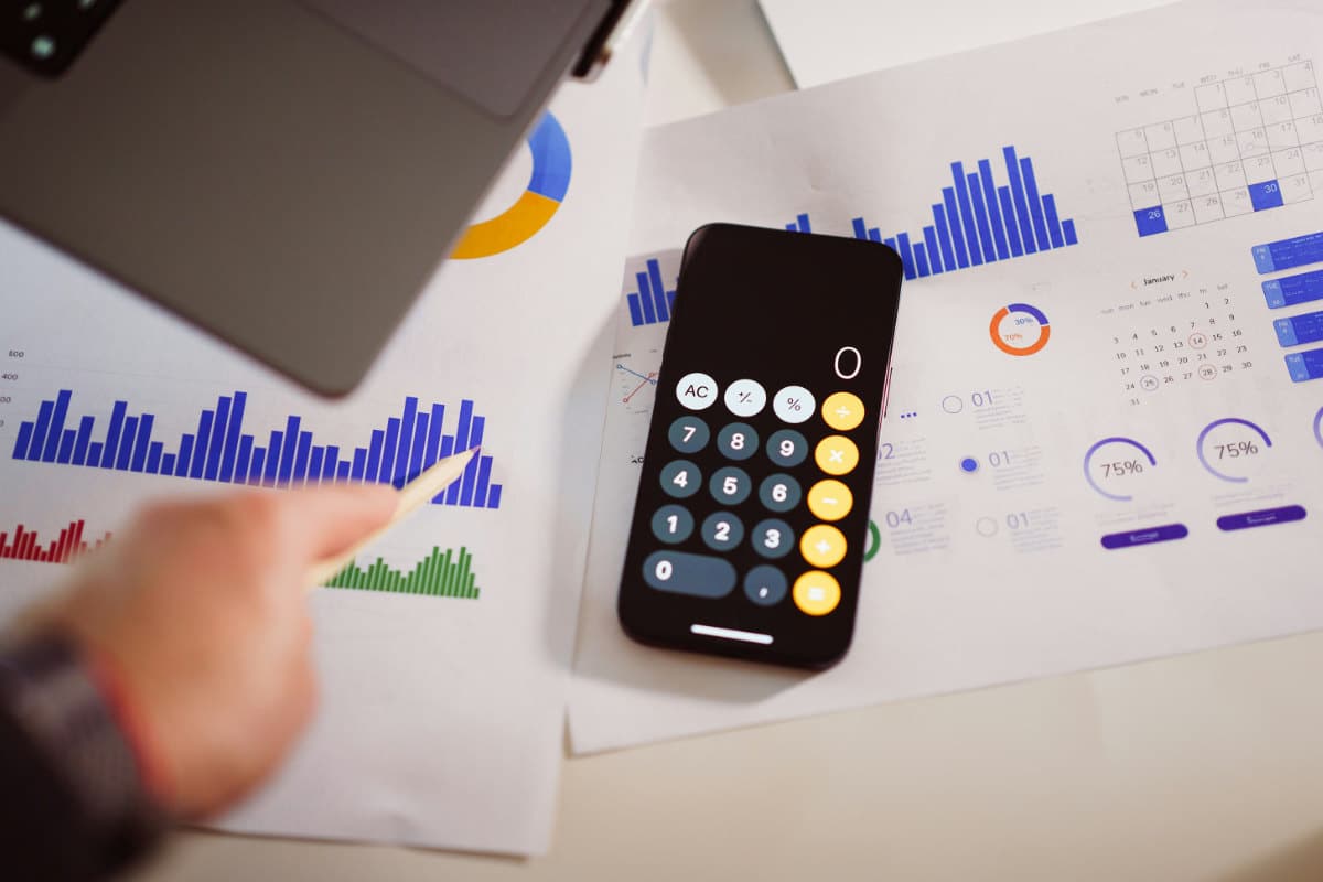 Calculatrice sur des graphiques financiers colorés