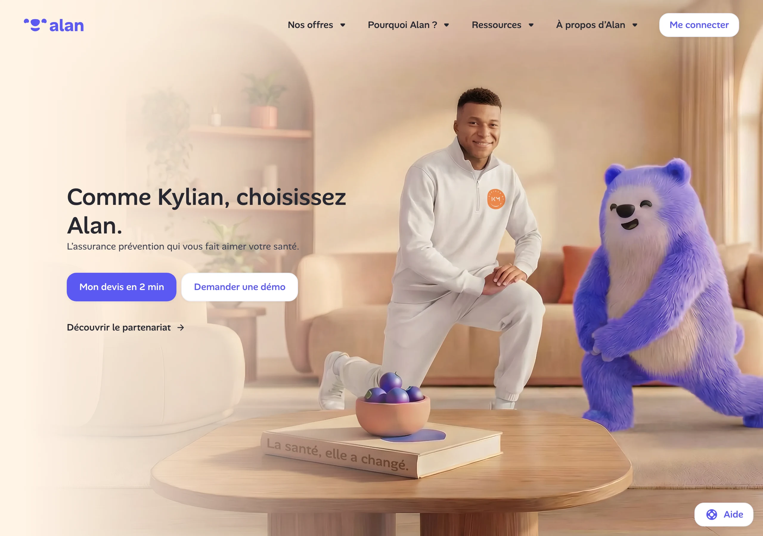 Capture de la page d'accueil d'Alan en juillet 2026 : humanisation radicale d'un sujet anxiogène avec un visage souriant en pleine page, une caution de personnalité connue et un univers visuel chaleureux