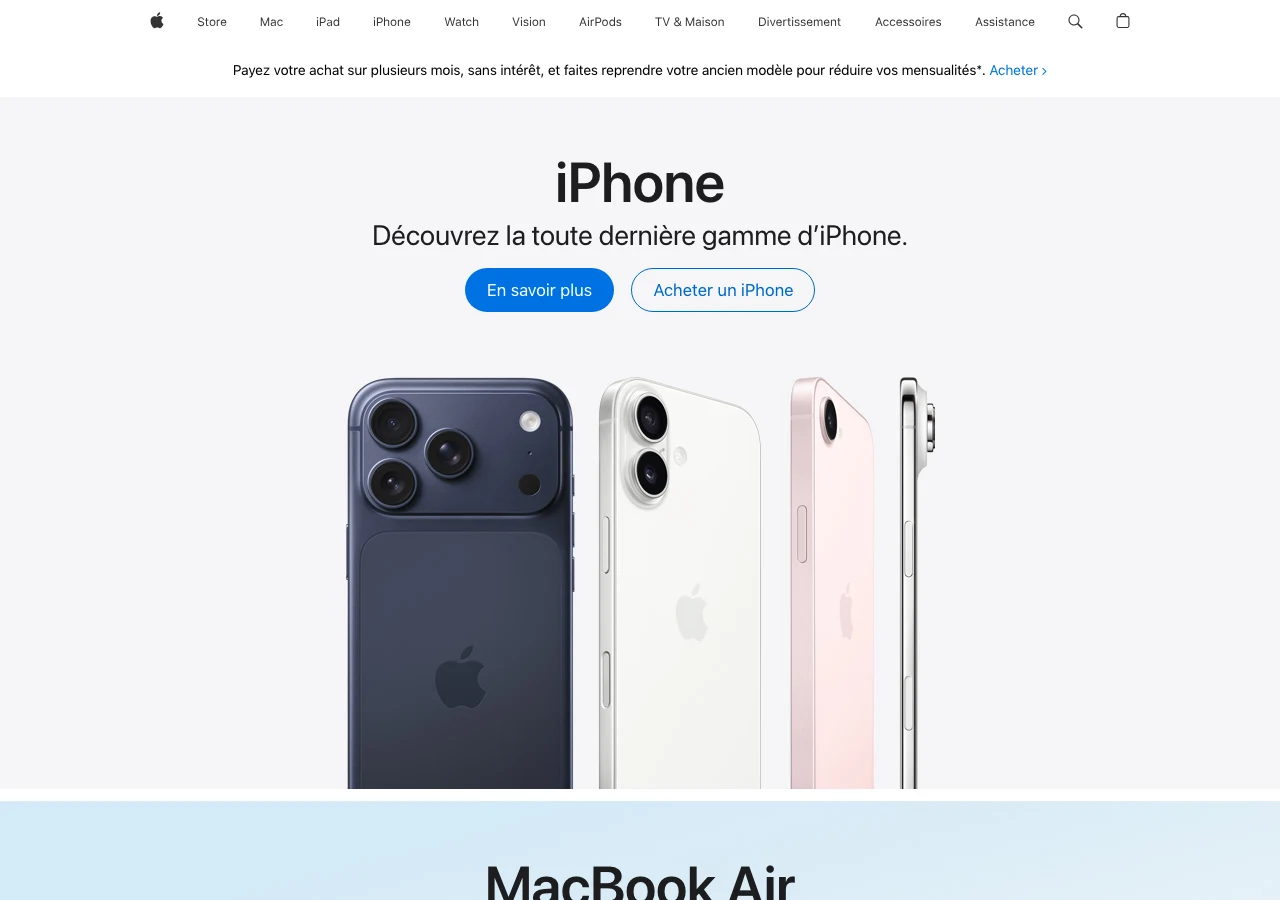 Capture de la page iPhone d'Apple en juillet 2026 : minimalisme et hiérarchie visuelle exemplaires, un écran qui raconte une seule chose à la fois avec deux appels à l'action, référence du design e-commerce épuré