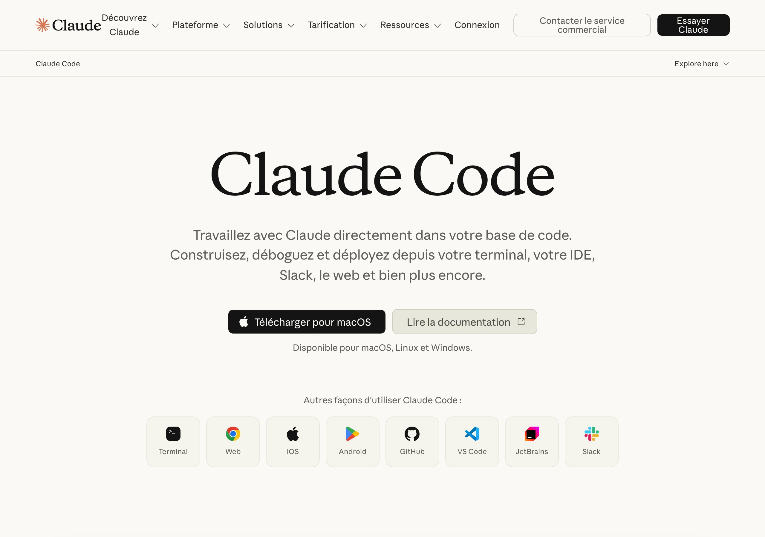 Capture de la page Claude Code d'Anthropic en juillet 2026 : l'agent de développement qui travaille dans la base de code depuis le terminal ou l'IDE, l'outil type du développeur augmenté mais supervisé, utilisé avec relecture humaine systématique
