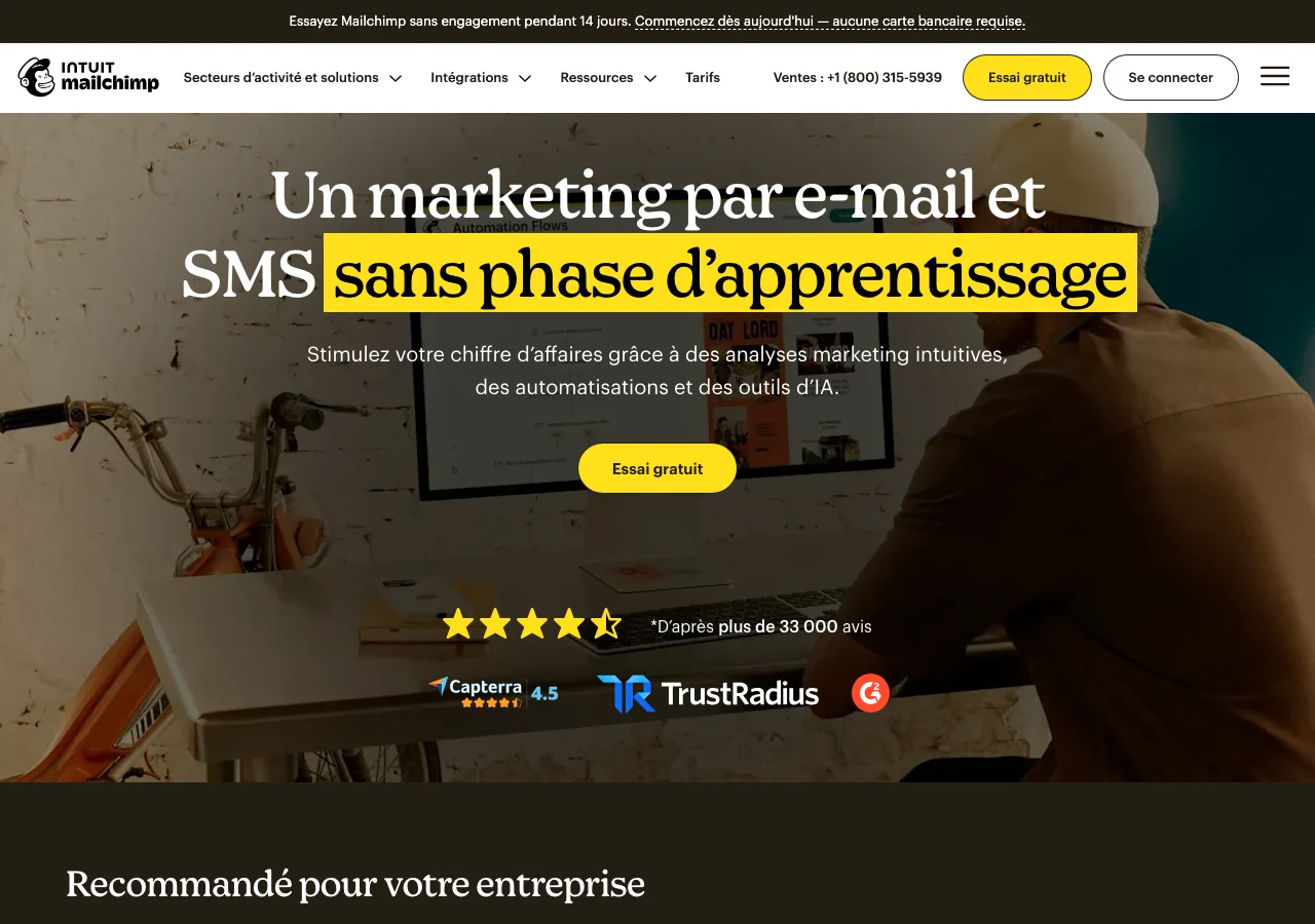 Capture du site de Mailchimp en juillet 2026 : l'identité jaune et noir et le ton de voix complice qui ont fait d'un outil d'emailing une marque culte, le cas d'école du tone of voice en B2B