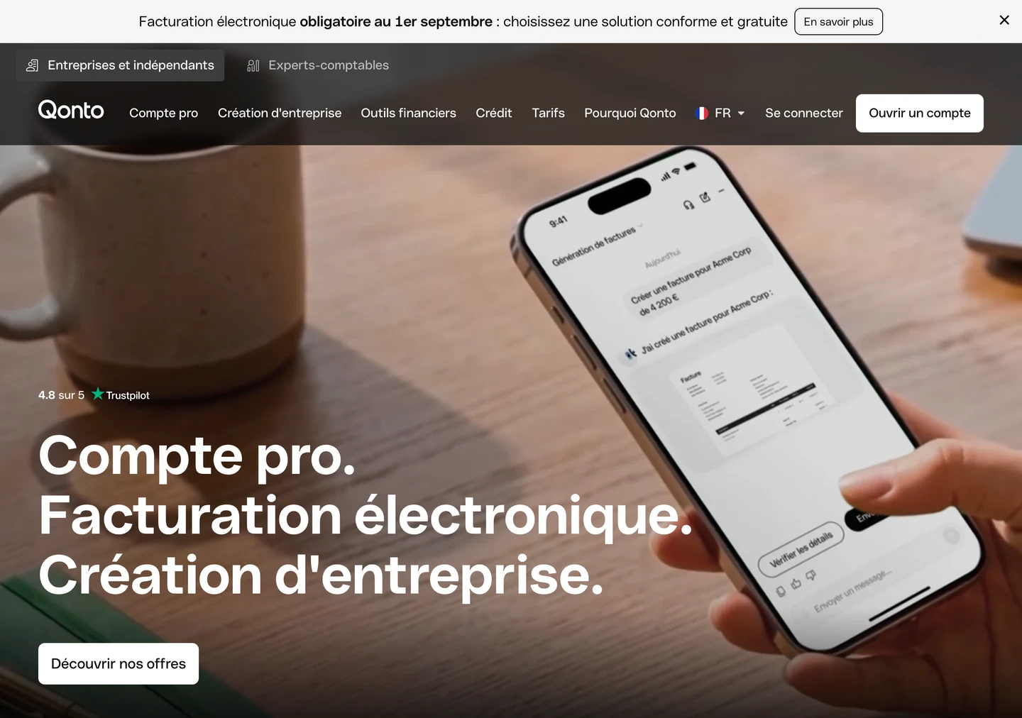 Page d'accueil de Qonto en juillet 2026 : typographie géométrique, photographie épurée, palette sobre autour du compte pro
