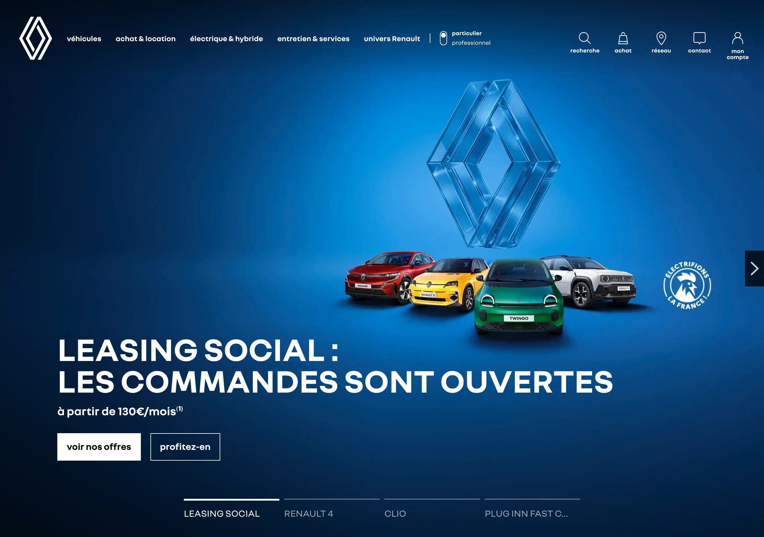 Capture de la page d'accueil de renault.fr en juillet 2026 : le losange géométrique flat de 2021, décliné en filigrane géant du site, l'illustration type du symbole devenu élément graphique central après l'abandon des effets chromés 3D