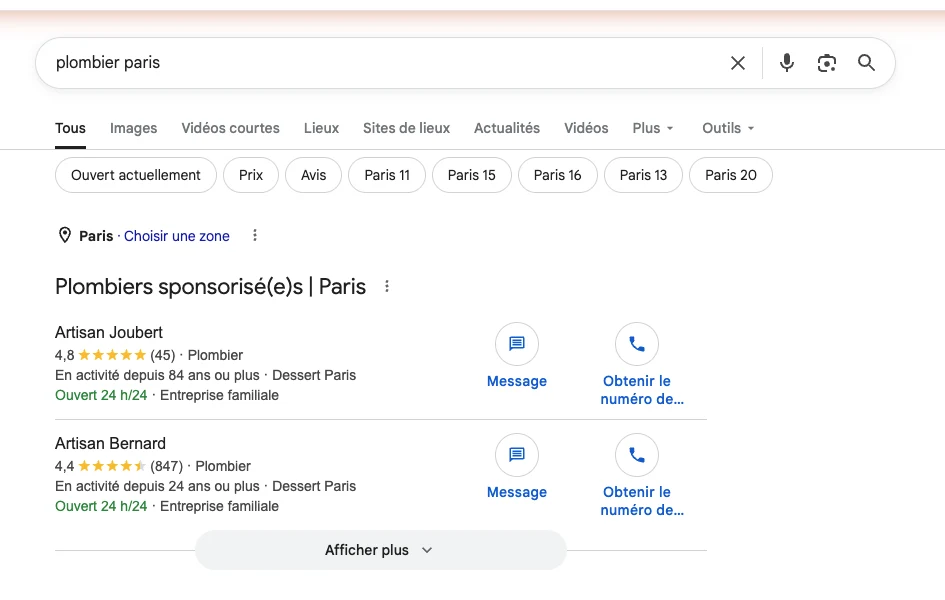 Exemple réel de SERP Google sur la requête plombier paris en juillet 2026 : bloc de professionnels sponsorisés avec notes et avis en haut de page, au-dessus d'un résultat sponsorisé classique et des sites de lieux