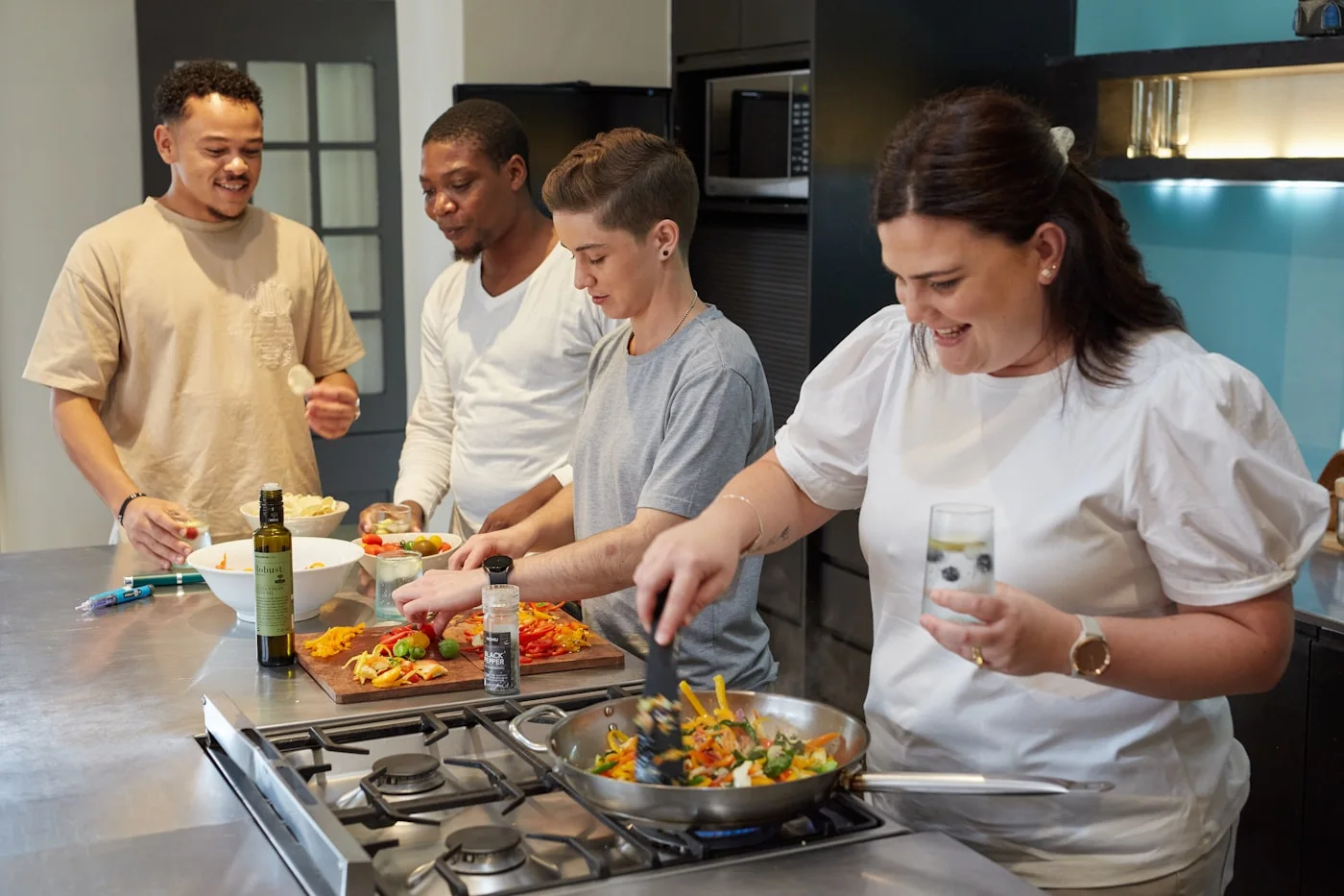 Groupe de collègues cuisinant ensemble lors d'un atelier cuisine