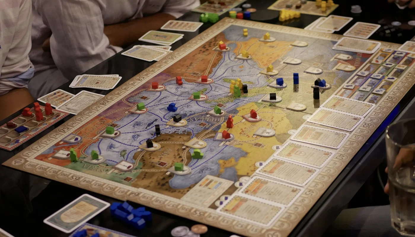 Jeu de plateau stratégique en équipe autour d'une table