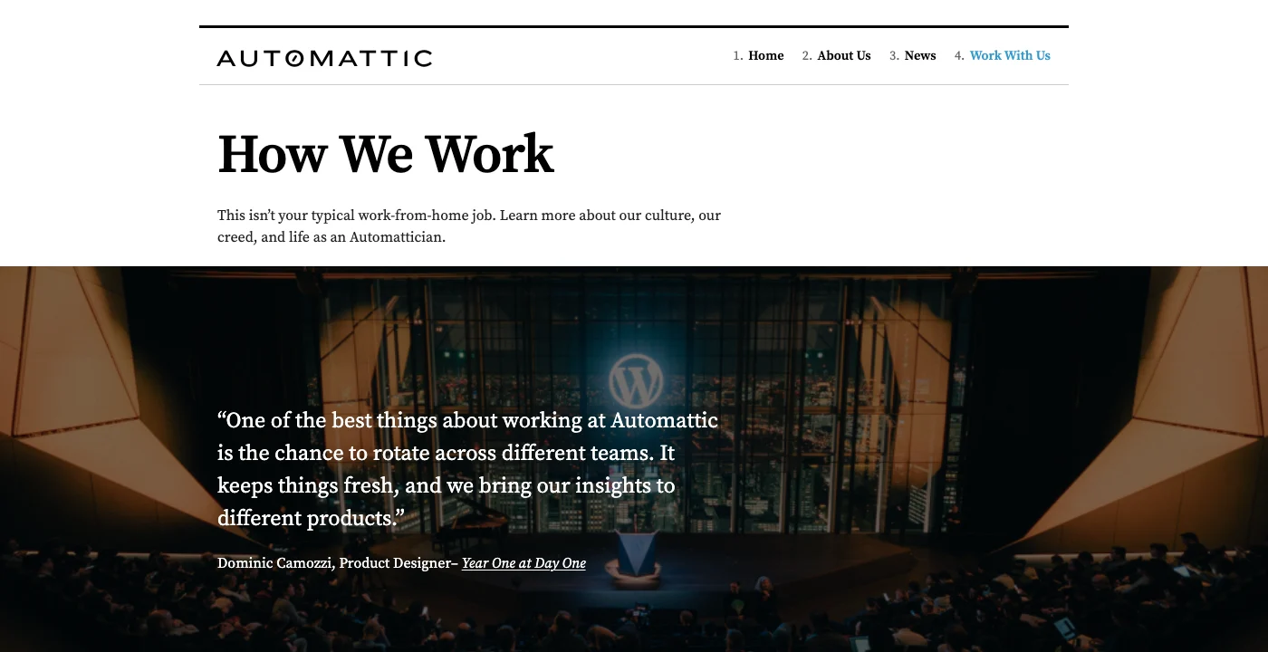 Page How We Work d'Automattic avec la photo d'un grand rassemblement de l'entreprise dans un auditorium