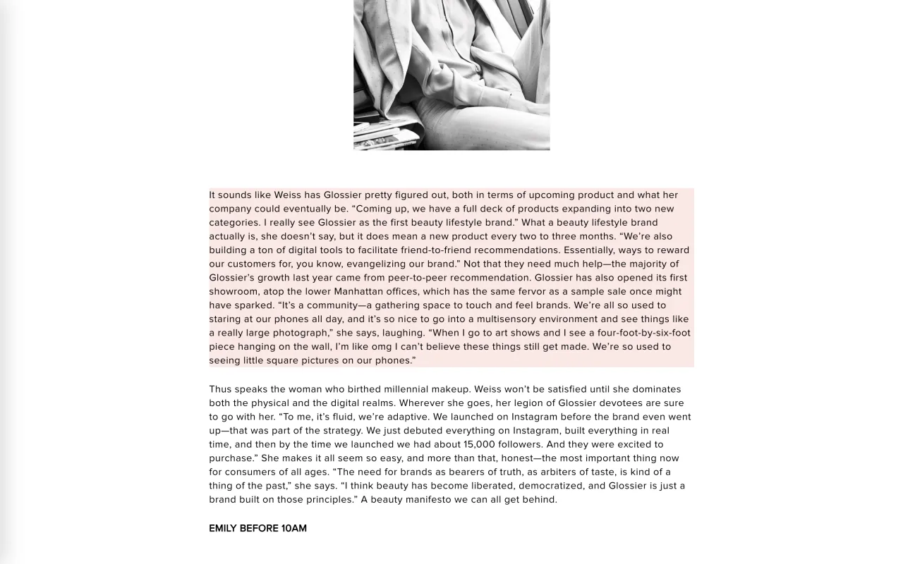 Interview d’Emily Weiss publiée par Violet Grey, passage sur la croissance de Glossier par la recommandation entre pairs surligné par nos soins, capture du 19 octobre 2026