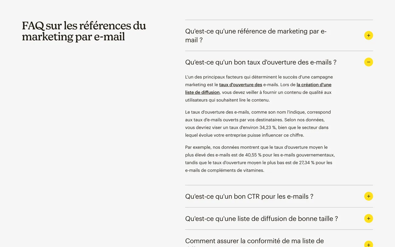 Page benchmarks de Mailchimp indiquant un taux d'ouverture d'environ 34,23 % à viser